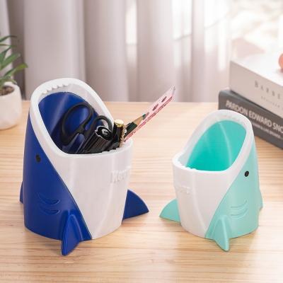 Pot à crayons requin multicolore imprimé en 3D personnalisé avec nom, organisateur de bureau requin grande capacité pour la maison/le bureau, cadeau pour les amoureux des requins/fans de la vie marine