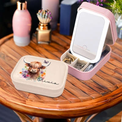 Personligt namn Floral Highland Cow Makeup Box med trefärgsjustering LED-ljusspegel, vattentät sminklåda för smycken, present till henne/brudtärnor