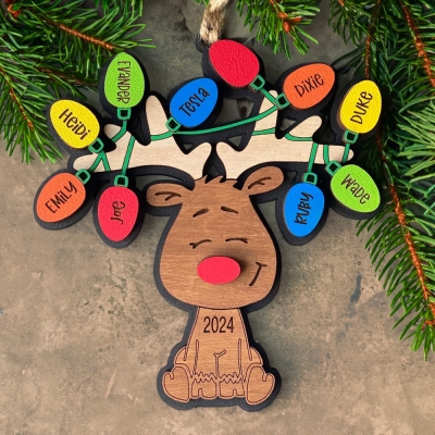 Personalisiertes buntes Weihnachtslicht-Rentier-Ornament, personalisiertes Weihnachtsornament aus Holz mit mehreren Namen, Wohndekoration, Weihnachtsgeschenk für Familie/Freund