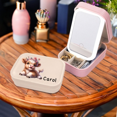 Personalisierte Make-up-Box mit Geburtsblume und Highland-Kuh, mit dreifarbigem LED-Lichtspiegel, wasserdichte Schmuck-Make-up-Box, Geschenk für Sie/Mama/Freundin