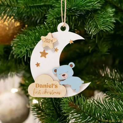 Personalisierter Name & Jahr Babys erstes Weihnachtsornament, Holz Baby Junge Mädchen Bär schlafend in Stern und Mond Dekor, Weihnachtsgeschenk für Neugeborene/Baby