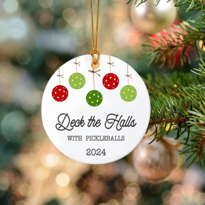 Gepersonaliseerd kerstpickleballornament, hangende decoratie voor de kerstboom, keramisch familie-aandenken 2024, kerstcadeau voor pickleballliefhebbers/familie