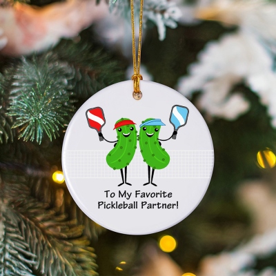 Ornement de Pickleball drôle de Noël personnalisé, décoration de sapin de Noël festive en céramique à suspendre 2024, cadeau de Noël pour les amateurs de Pickleball/la famille