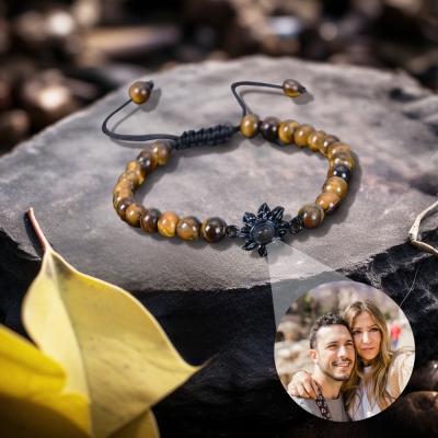 Personalisiertes Fotoprojektionsarmband mit Sonnenblumen-Tigerauge-Perlen, verstellbares Armband mit natürlichem Heilstein, Geburtstags-/Jahrestagsgeschenk für Männer/Frauen