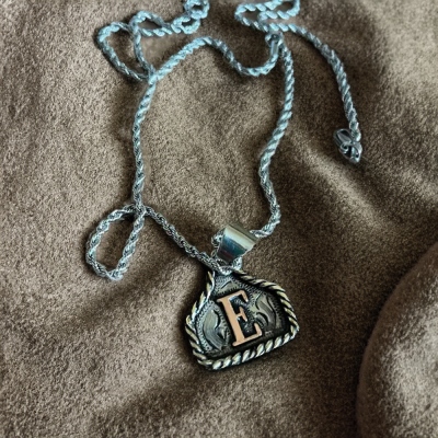 Collana con targhetta iniziale personalizzata con mucca, collana vintage western lavorata a mano con lettera, gioielli da cowgirl, regalo per mamma/sua/figlia/amiche