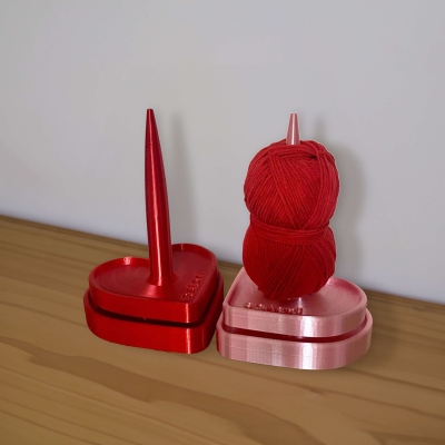 Custom Engraved Heart Base Spinning Yarn Holder, 3D Printed Yarn Storage Dispenser, Knitting Accessory, Valentine's Day Gift for Her/Wife/Crocheters