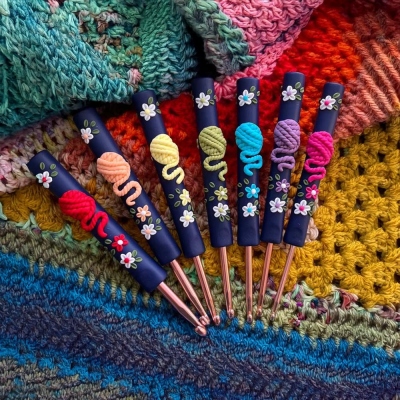 Custom Rainbow Yarn Ball Crochet Hooks, Ergonomic Crochet Kit for Arthritic Hands, Knitting Supplies, Crochet Needles for Yarn, Gifts for Crocheters