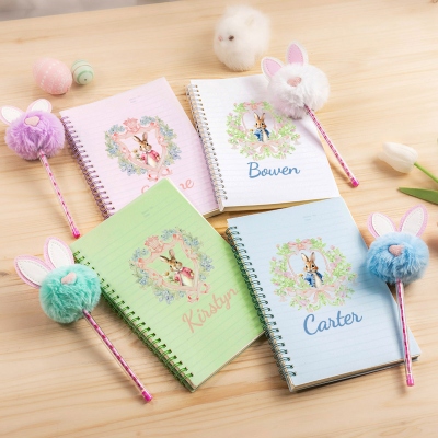 Personalisiertes Notizbuch mit Namen, Aquarell-Blumen-Schleifenrahmen und Hasenmotiv, Spiralbindung, inklusive Pompon-Stift, Notizbuch- und Stift-Set, Ostergeschenk für Kinder