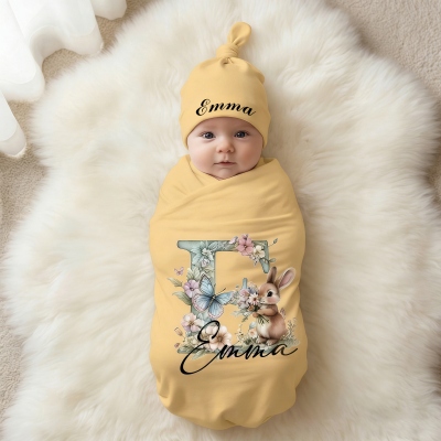 Personalisierte Babydecke mit Blumenmuster, Hasenmotiv, Mütze, Pucktuch und Häubchen für Mädchen und Jungen, Geschenk zum Geburtstag, zur Babyparty oder zu Ostern für Neugeborene