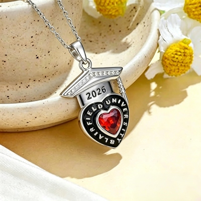 Collana personalizzata con pietra portafortuna e nome per la laurea, in argento sterling 925 con incisione "Classe del 2026", ideale come bomboniera o regalo per i laureati.