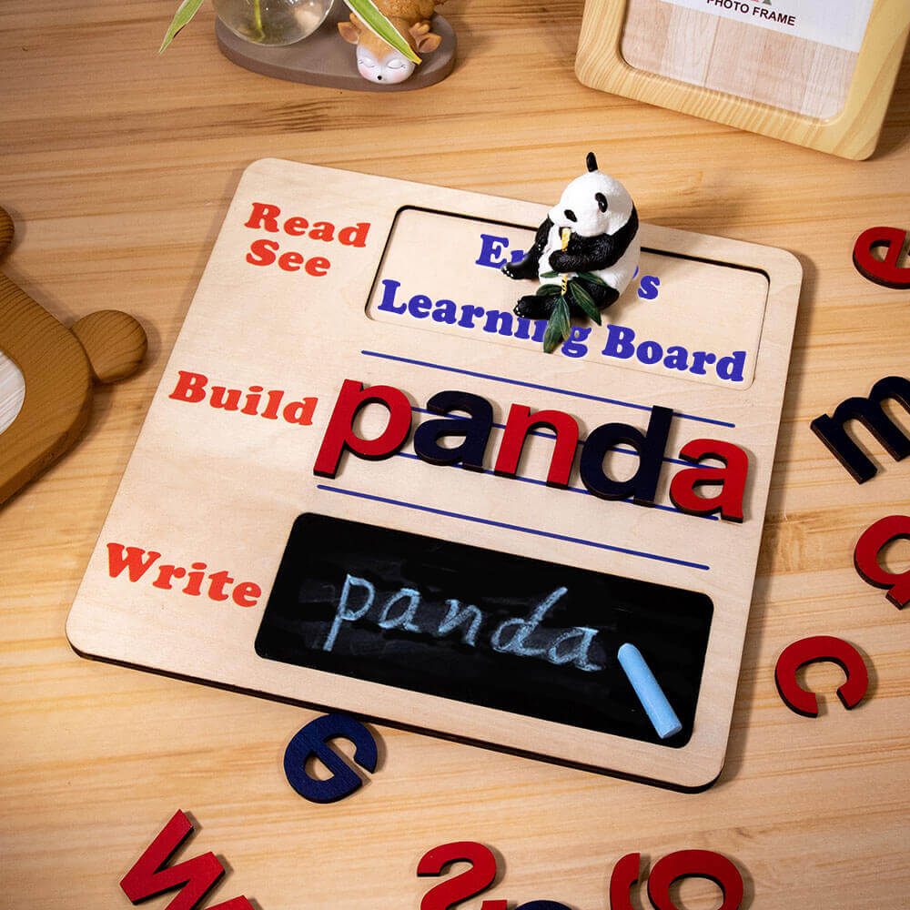 Prancha de aprendizagem infantil com brinquedos de madeira com alfabeto móvel