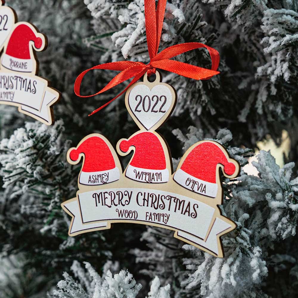 Anpassad familjejulprydnad, hängande tomteluva med personliga 2-10 namn, julgransdekoration juldekorationer