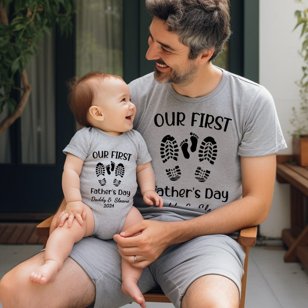Personalisierte Namens-Fußabdruck-Eltern-Kind-Shirts, Vater-Sohn-passende Shirts, Baumwoll-T-Shirt und Body, Vatertagsgeschenk, Geschenk für Papa/Neugeborenes/Baby