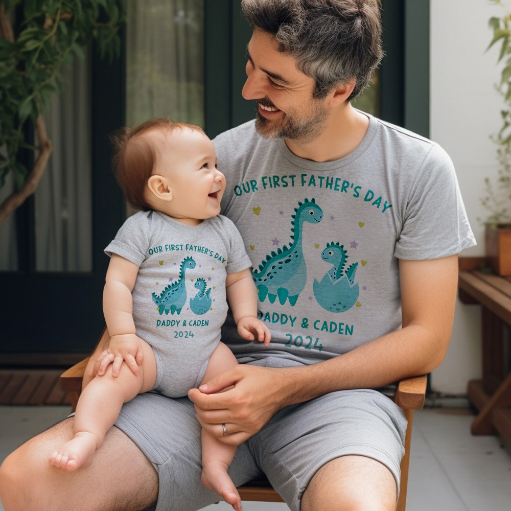 Camicia genitore-figlio con nome di dinosauro personalizzato, camicia per la festa del nostro primo papà, body in cotone per padre e bambino, compleanno/regalo del padre per papà/nonno