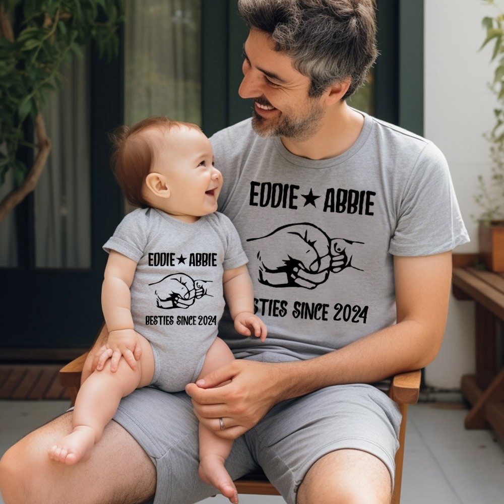 Personalisiertes Namens-Fist-to-Fist-Eltern-Kind-Shirt, passendes Papa- und Baby-Shirt, Baumwollshirt/Baby-Body, unser erstes Vatertagsshirt für Papa