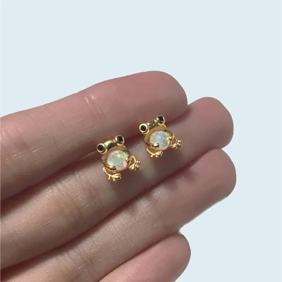 Handgjorda örhängen med små grodor och opal, söta djursmycken med regnbågseldopal, moderiktigt uttalande, födelsedagspresent till natur- och djurälskare/henne