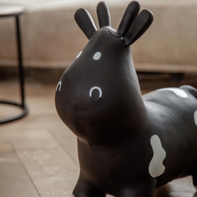 Vache gonflable personnalisée avec bavoir prénom pour tout-petits, jouet animal à chevaucher coloré, décoration de chambre d'enfant, cadeau de Pâques/anniversaire pour enfants (garçons/filles)