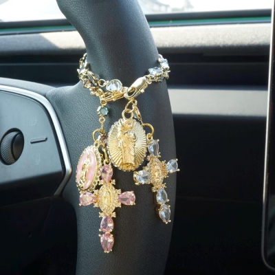 Anpassad bilberlock med kors av Jungfru Marias födelsesten, kristallroskrans med lyckomotiv och ratthängande dekoration, biltillbehör, doppresent till henne/mamma/familj