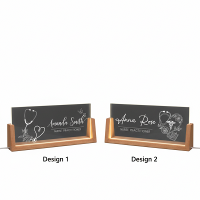 Anpassad namnskylt med upplyst sjuksköterskebord, namnskylt med LED-ljus till läkarmottagningen och träbas, present till uppskattning/examen för sjuksköterskor/medicinsk personal