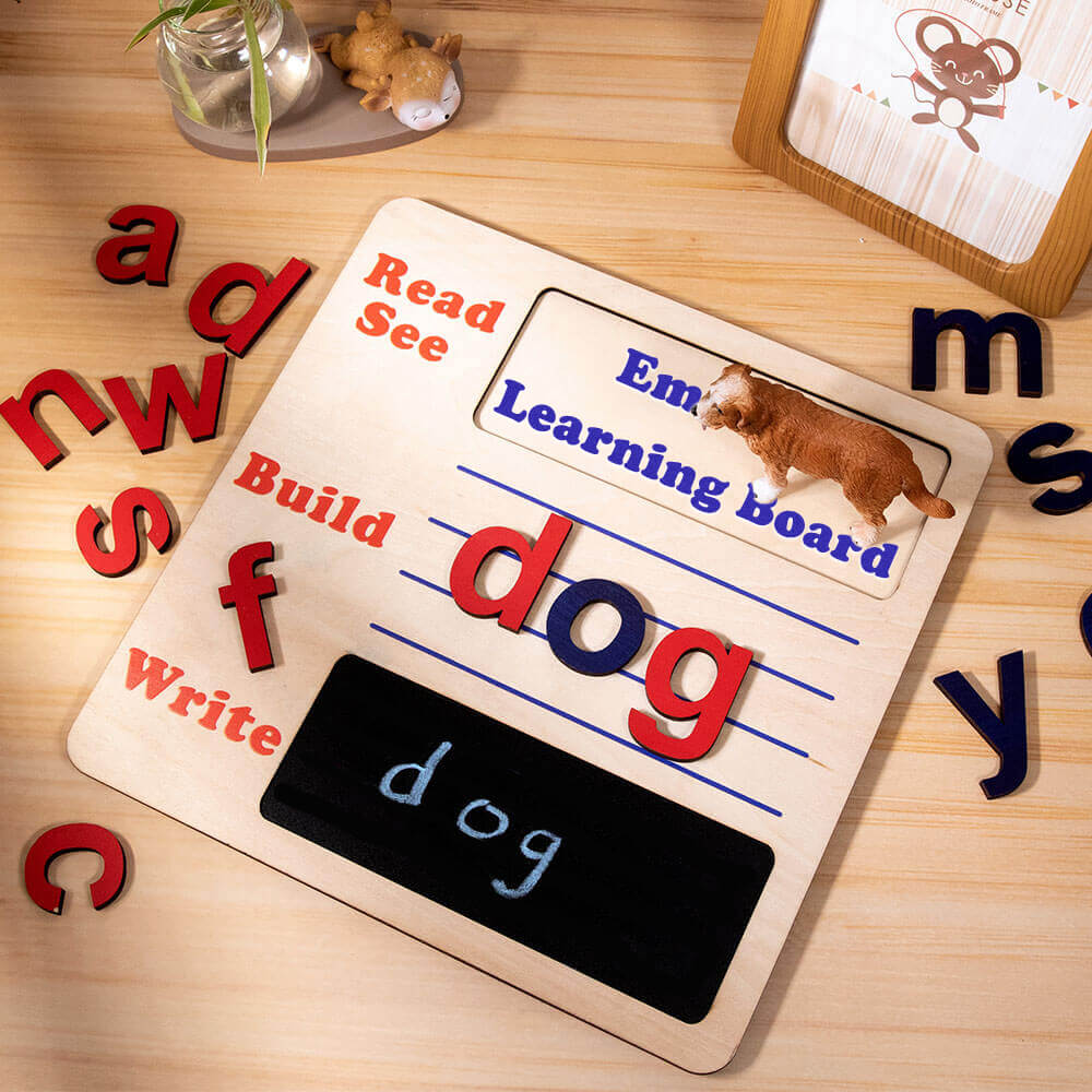 Prancha de aprendizagem infantil com brinquedos de madeira com alfabeto móvel