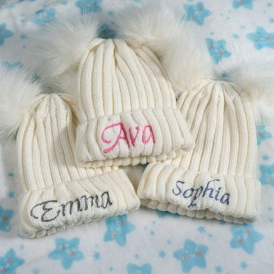 Neugeborene Pomponhüte mit anpassbarem Namen für Babypartygeschenk