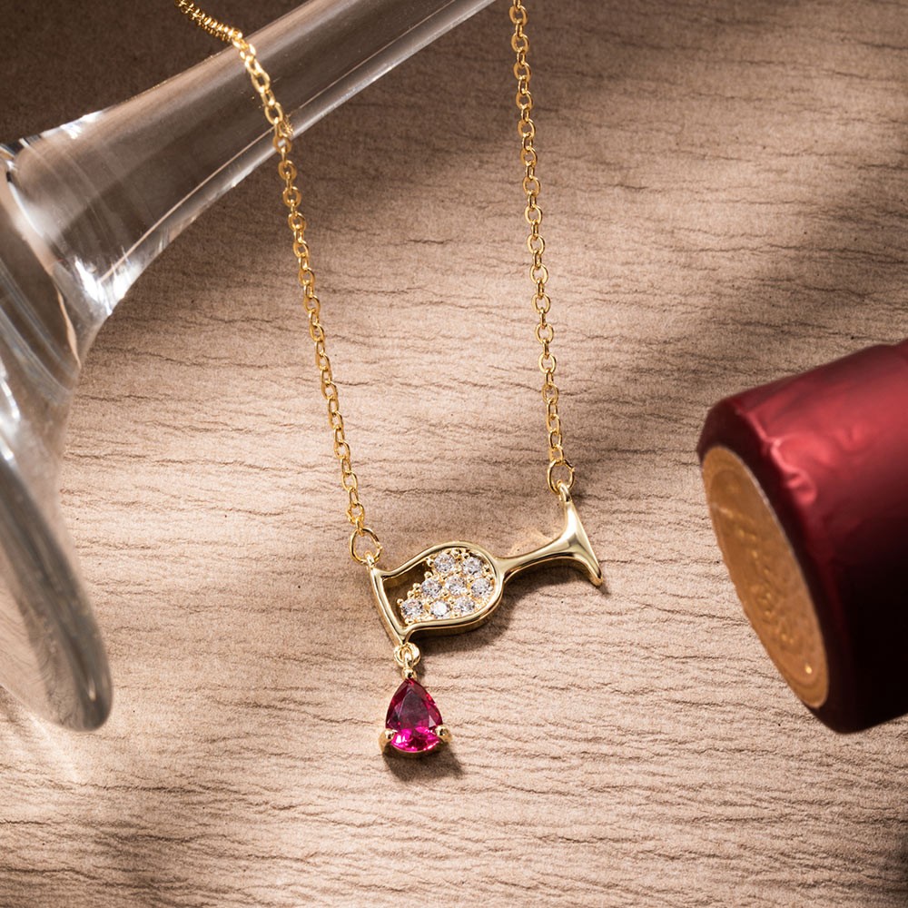 Collier de pierre de naissance rubis en verre de vin, collier pendentif en zircon cubique de tasse de bouteille de vin, cadeau d'anniversaire pour les femmes/amateur de vin/barman