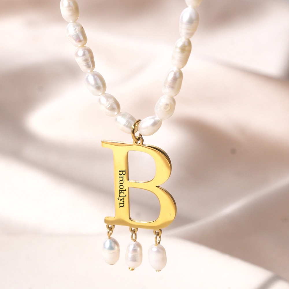 Collier de perles avec pendentif initial en or personnalisé, collier ras du cou en perles, collier Anne Boleyn, cadeau de bijoux de demoiselle d'honneur, cadeaux de remise de diplôme/fête des mères