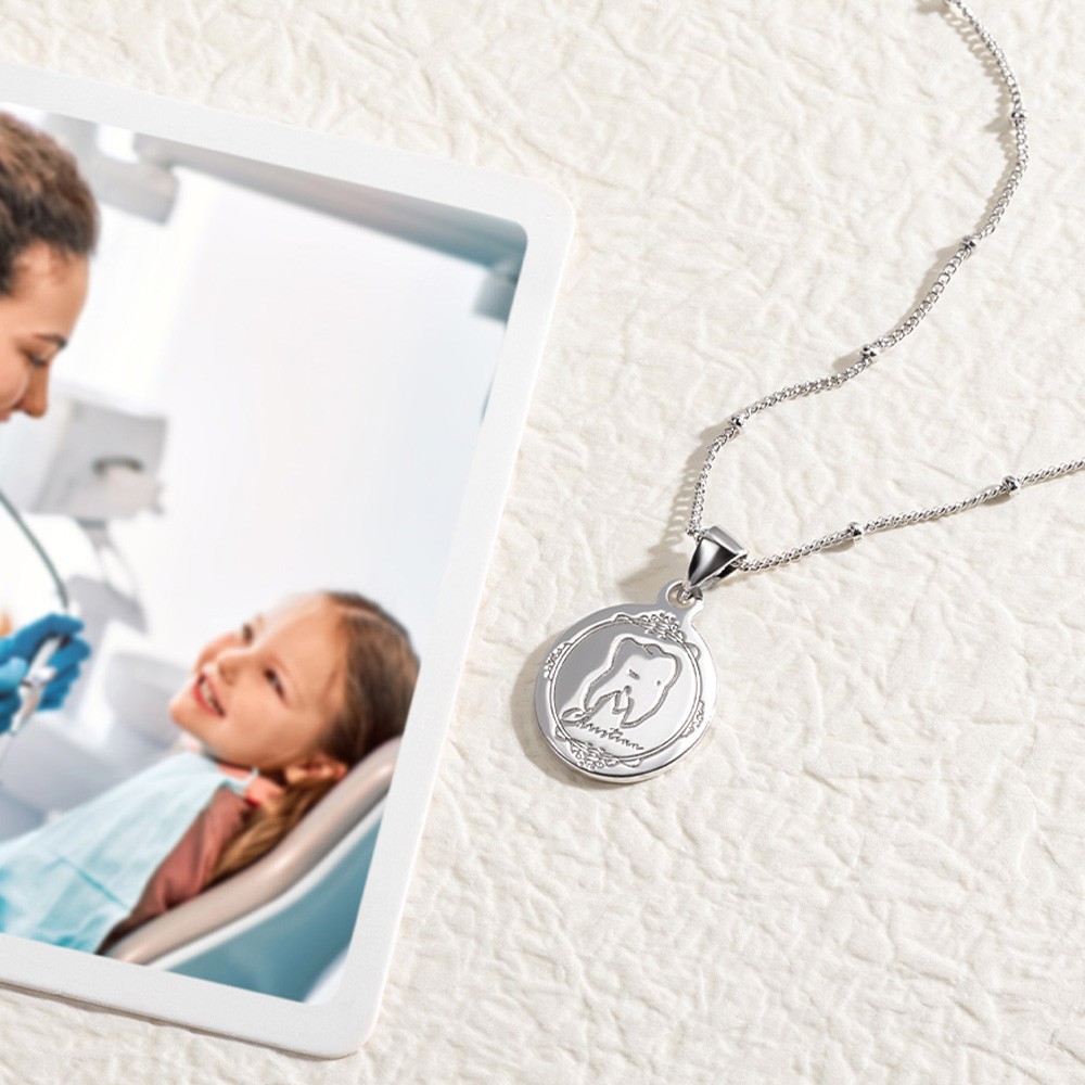 Personalisierte Zahn-Signet-Halskette, individuell gravierter Zahnzahn-Anhänger, Sterling Silber 925 Schmuck, Geschenk für Zahnarzt/Arzt/Krankenschwester/Hygenist
