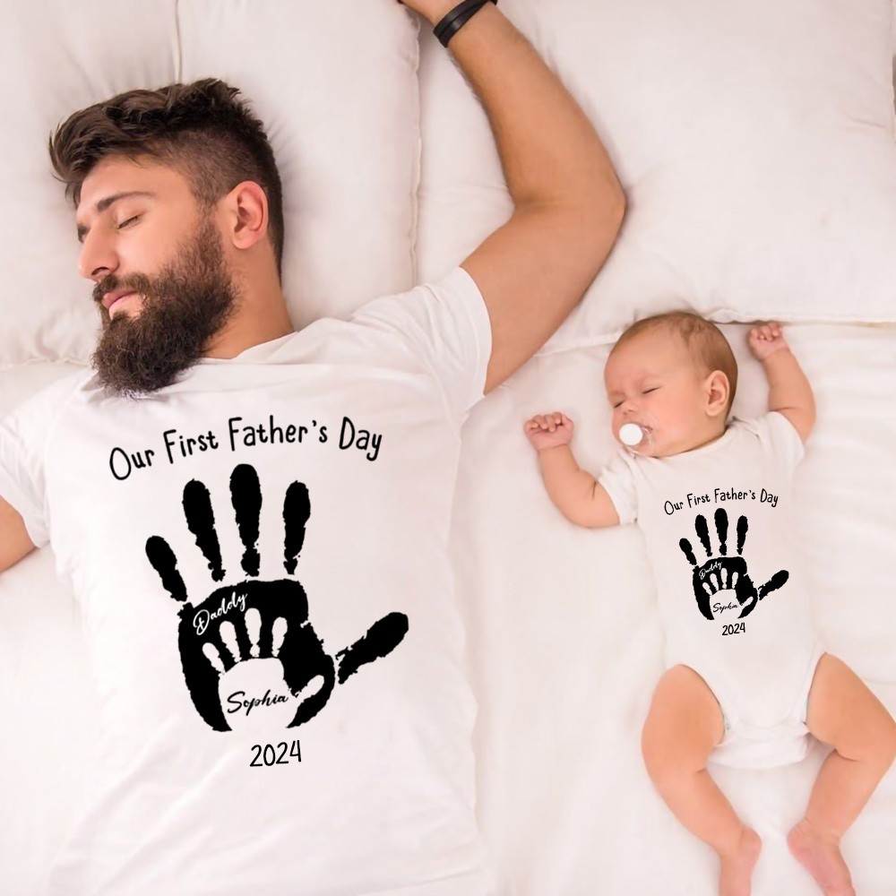 Benutzerdefiniertes Handabdruck-Eltern-Kind-T-Shirt, unser erstes gemeinsames Vatertag-Shirt, passendes Vater- und Baby-Shirt, Vatertagsgeschenk, Geschenk für neuen Vater/Baby