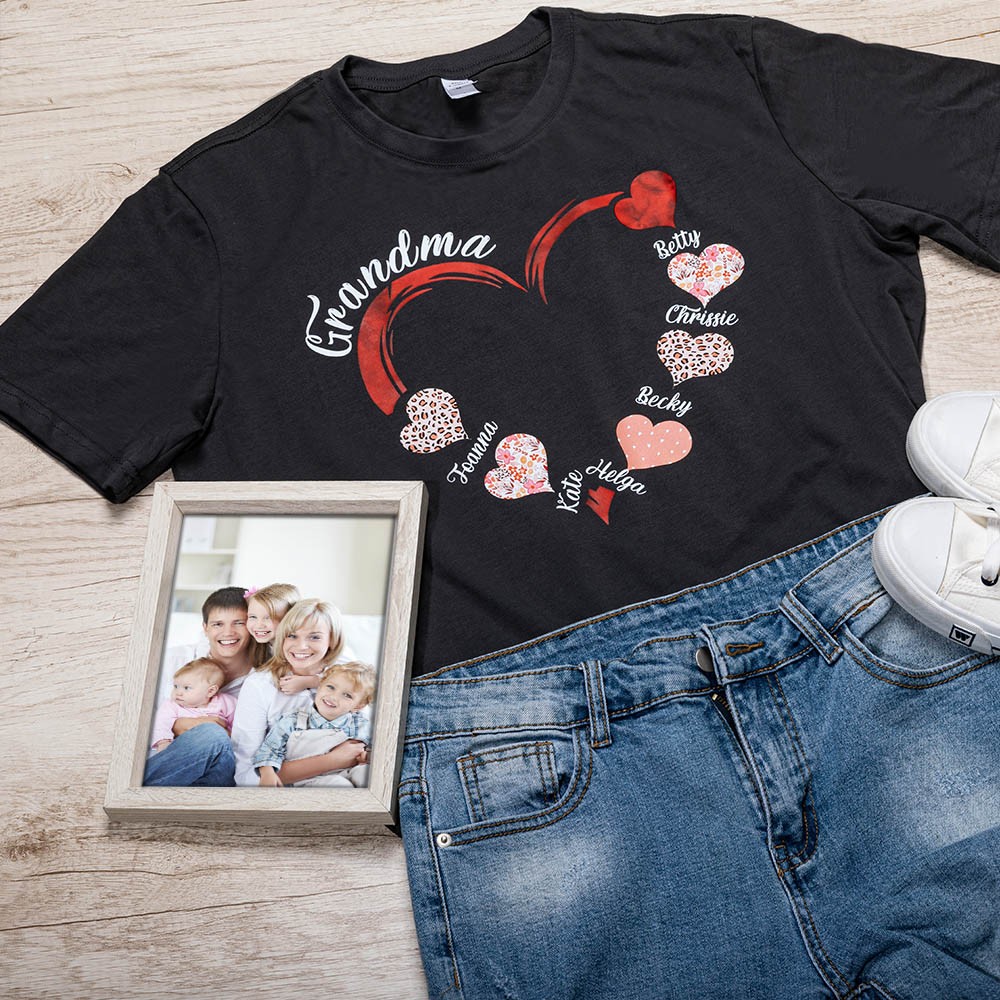 Personlig tröja för mormors hjärta, skjorta för mormor och barnbarn med namn, Nana T-shirt/tröja med rund hals, present till mormor/mor