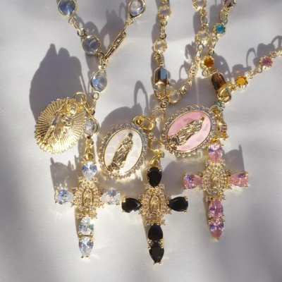 Anpassad bilberlock med kors av Jungfru Marias födelsesten, kristallroskrans med lyckomotiv och ratthängande dekoration, biltillbehör, doppresent till henne/mamma/familj