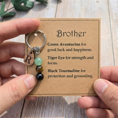 Personlig initialberlock med lyckokristallnyckelring, andlig träbokstäver och helande stenar, väskberlock, födelsedagspresent till bror/vänner/honom