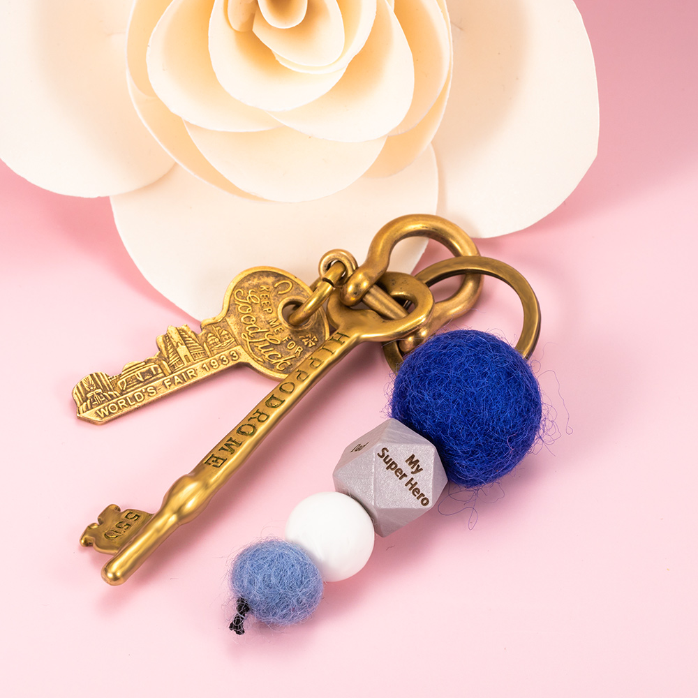 Porte-clés boule en feutre coloré personnalisable