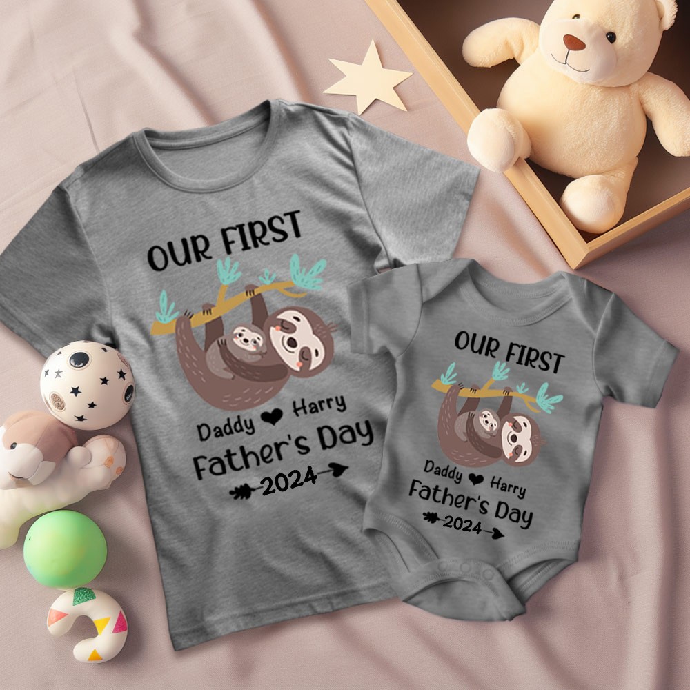 Benutzerdefiniertes Faultier-Namens-Eltern-Kind-Shirt, unser erstes Vatertagsshirt, Baumwoll-T-Shirt/Strampler, Geburtstags-/Vatergeschenk für Papa/Opa