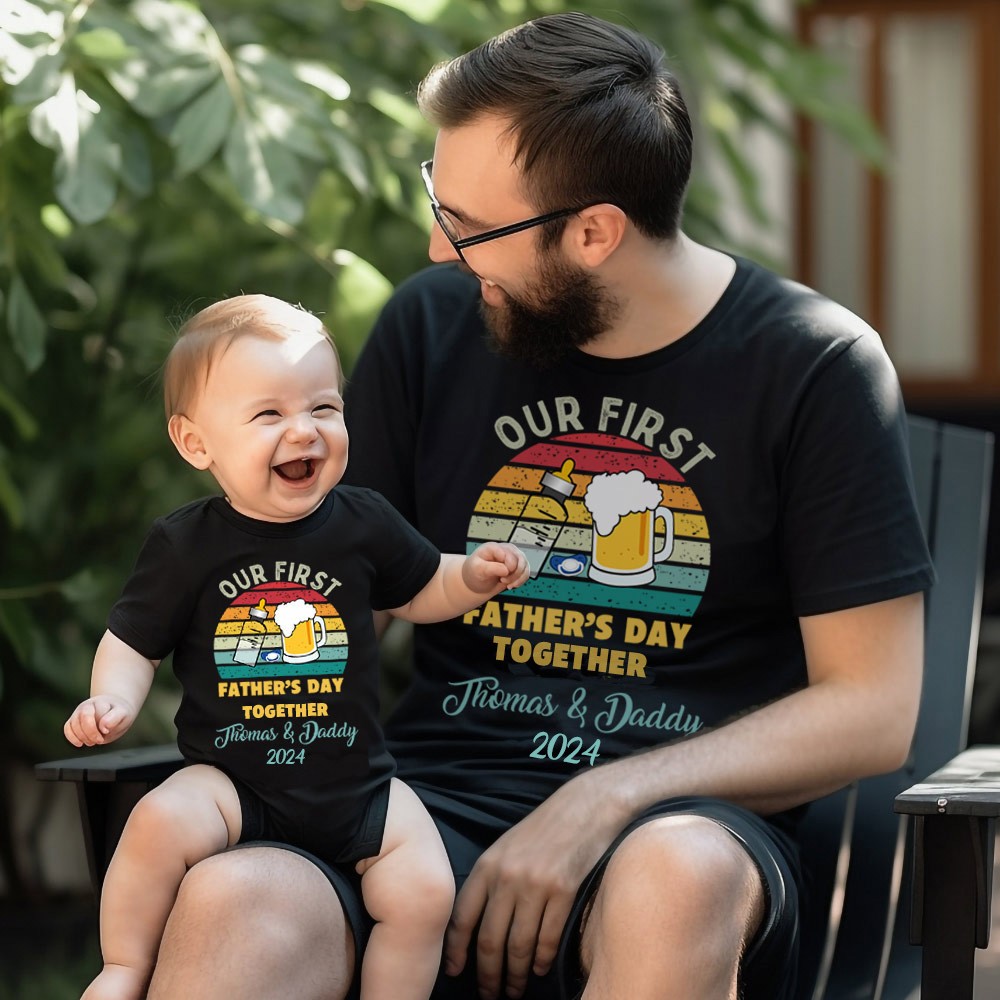 Personalisierte Bier- und Flaschen-passende Shirts, unser erstes gemeinsames Vatertag-Shirt, Baumwoll-T-Shirts/Strampler, Familien-Shirts, Geschenke für frischgebackene Väter/Babys