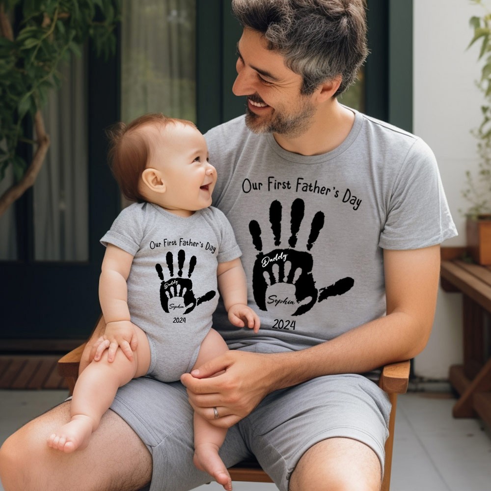 Benutzerdefiniertes Handabdruck-Eltern-Kind-T-Shirt, unser erstes gemeinsames Vatertag-Shirt, passendes Vater- und Baby-Shirt, Vatertagsgeschenk, Geschenk für neuen Vater/Baby