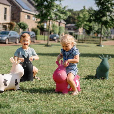 Vache gonflable personnalisée avec bavoir prénom pour tout-petits, jouet animal à chevaucher coloré, décoration de chambre d'enfant, cadeau de Pâques/anniversaire pour enfants (garçons/filles)