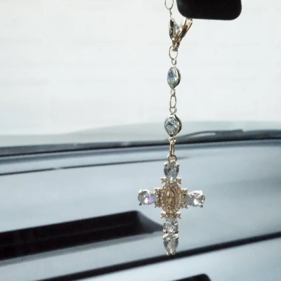 Anpassad bilberlock med kors av Jungfru Marias födelsesten, kristallroskrans med lyckomotiv och ratthängande dekoration, biltillbehör, doppresent till henne/mamma/familj