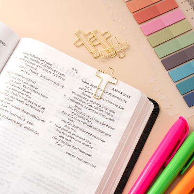 11 pieces of Bible accessories