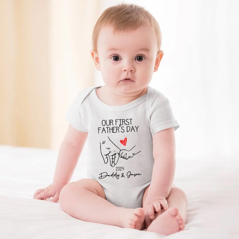 Personalisiertes Eltern-Kind-Shirt mit Namen und Namen, unser erstes Vatertagsshirt, Baumwoll-Vater- und Baby-Body, Geburtstags-/Vatergeschenk für Papa/Opa