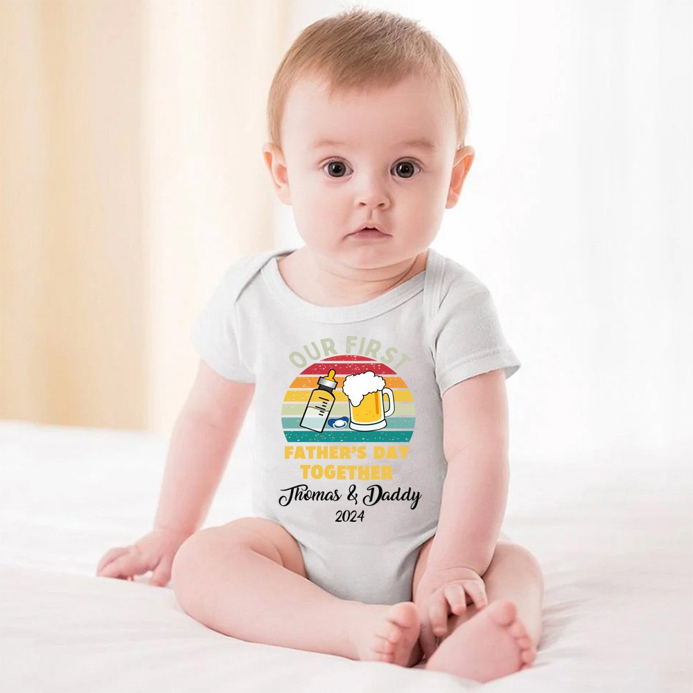Personalisierte Bier- und Flaschen-passende Shirts, unser erstes gemeinsames Vatertag-Shirt, Baumwoll-T-Shirts/Strampler, Familien-Shirts, Geschenke für frischgebackene Väter/Babys