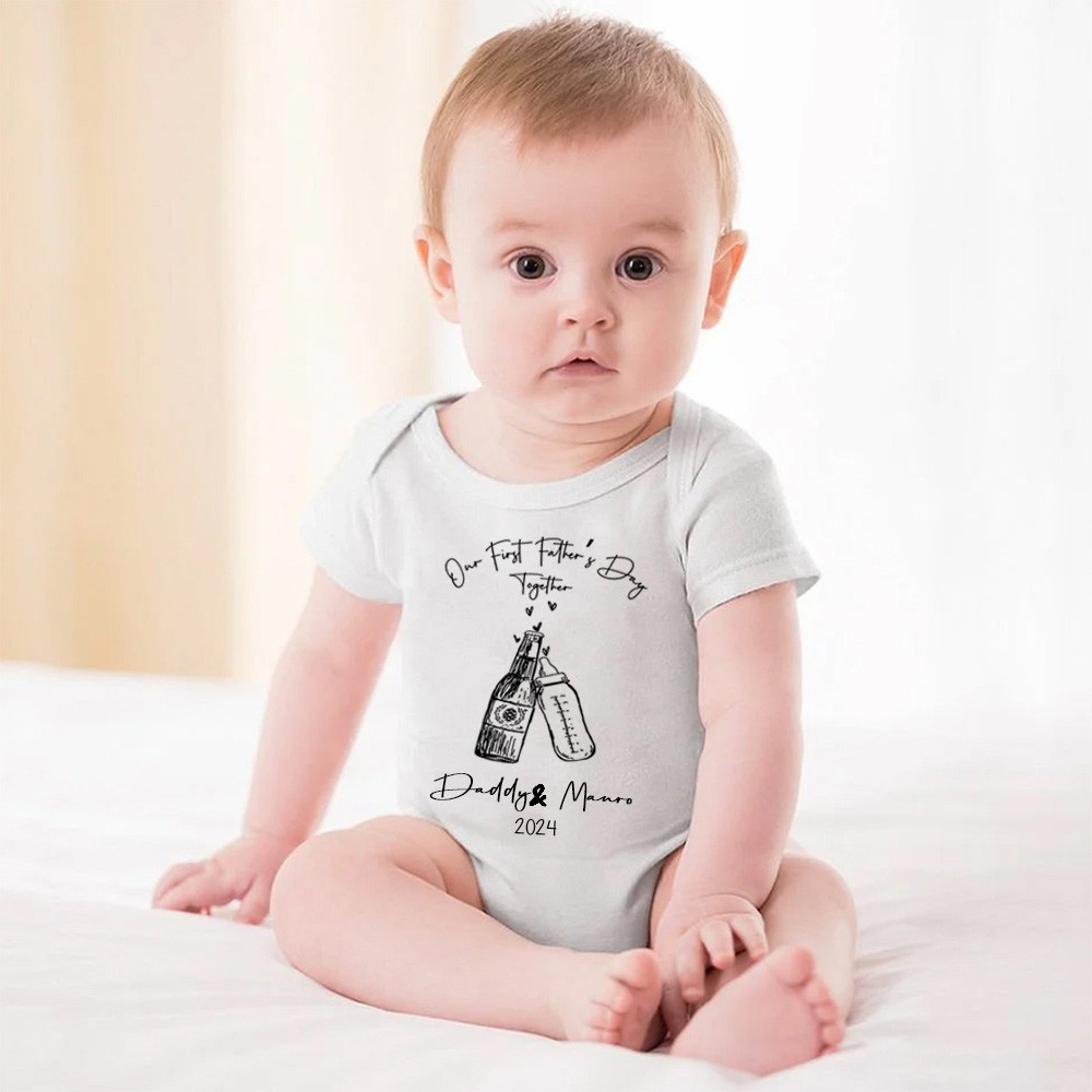 Passende T-Shirts mit individuellem Namen, Bier und Babyflasche, unser erstes gemeinsames Vatertag-Shirt, Baumwollshirt/Baby-Body, Geschenk für Papa/Neugeborenes/Baby