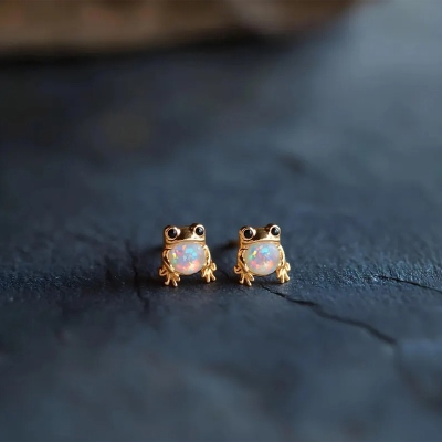 Handgjorda örhängen med små grodor och opal, söta djursmycken med regnbågseldopal, moderiktigt uttalande, födelsedagspresent till natur- och djurälskare/henne