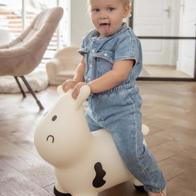 Vache gonflable personnalisée avec bavoir prénom pour tout-petits, jouet animal à chevaucher coloré, décoration de chambre d'enfant, cadeau de Pâques/anniversaire pour enfants (garçons/filles)