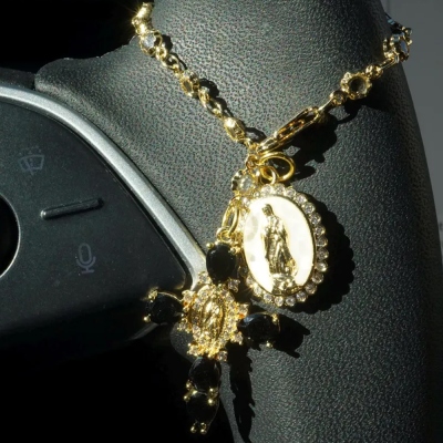 Anpassad bilberlock med kors av Jungfru Marias födelsesten, kristallroskrans med lyckomotiv och ratthängande dekoration, biltillbehör, doppresent till henne/mamma/familj