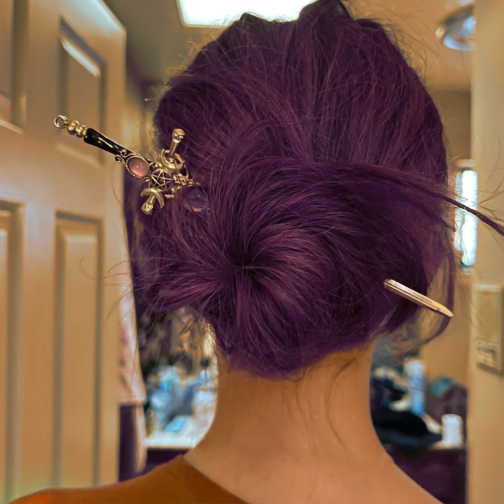 Witch Sword Hair Stick med Lila Triple Moon Hair Dolk Design, Witch Hecate Hair Stick, Gothic Hair Chopsticks för bullar, gotiskt mode