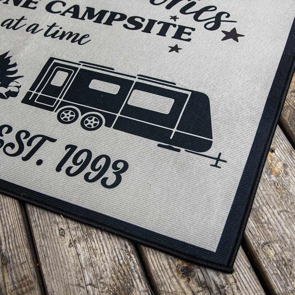 Personalisierte Happy Campers RV-Fußmatte, benutzerdefinierter Familienname, Camping-RV-Fußmatte, RV-Camping-Geschenk-Zubehör für drinnen und draußen