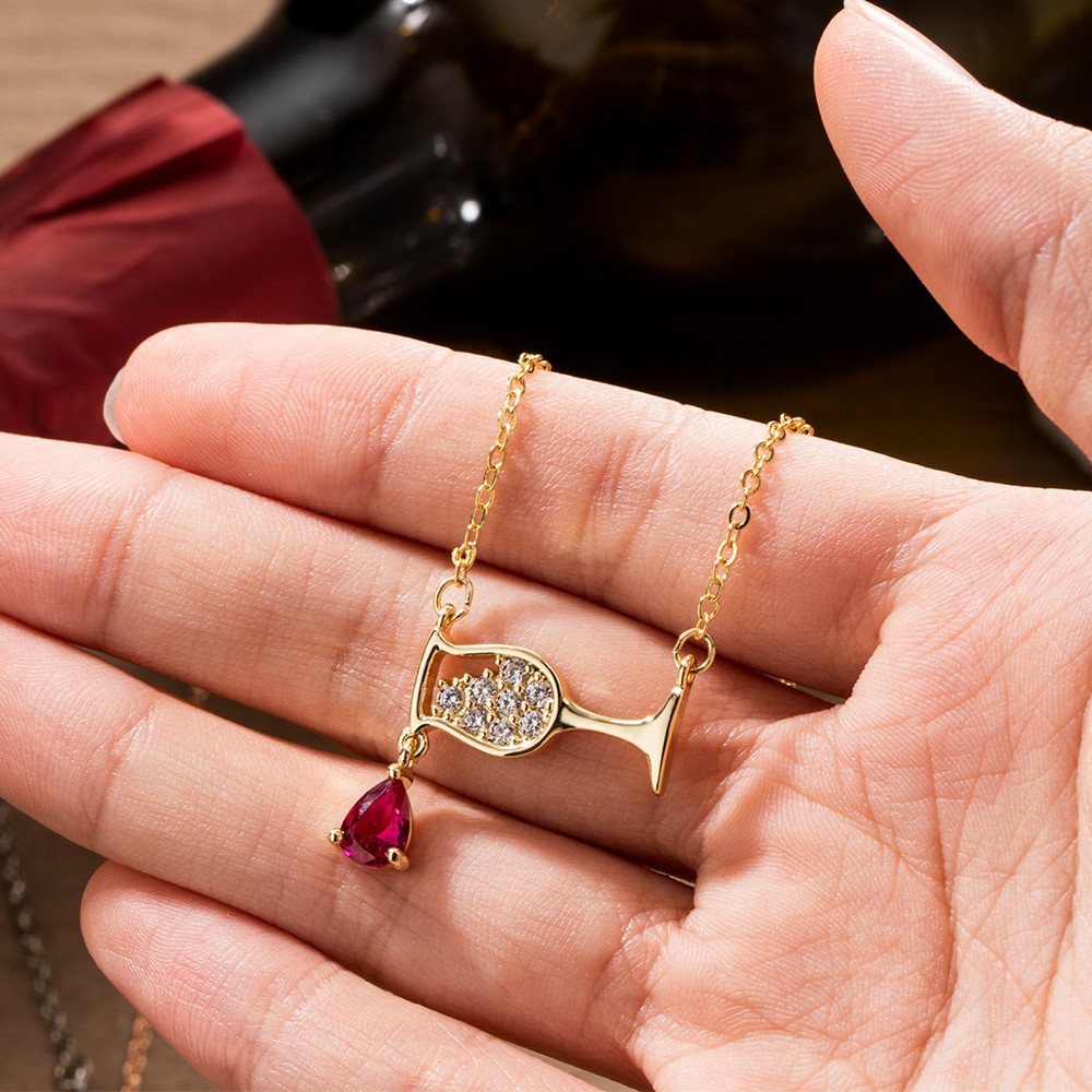 Collier de pierre de naissance rubis en verre de vin, collier pendentif en zircon cubique de tasse de bouteille de vin, cadeau d'anniversaire pour les femmes/amateur de vin/barman