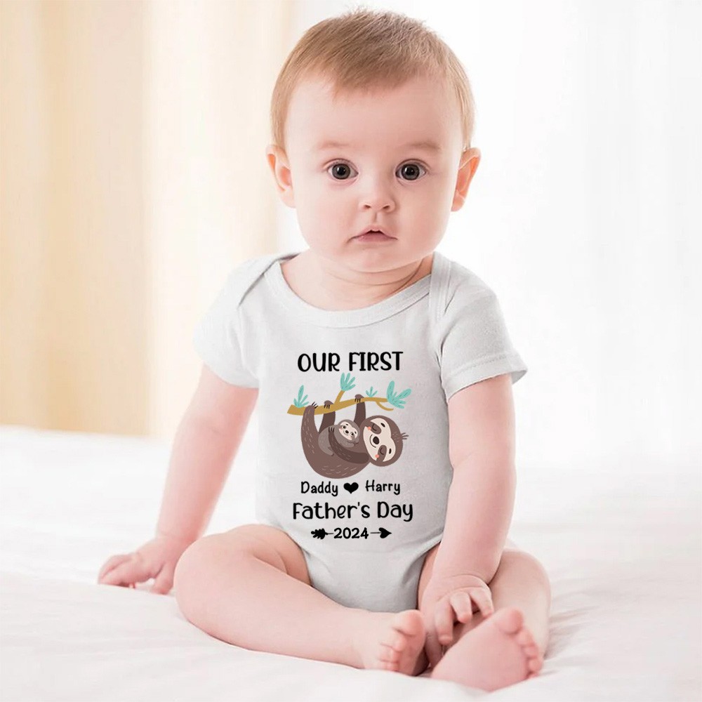 Benutzerdefiniertes Faultier-Namens-Eltern-Kind-Shirt, unser erstes Vatertagsshirt, Baumwoll-T-Shirt/Strampler, Geburtstags-/Vatergeschenk für Papa/Opa
