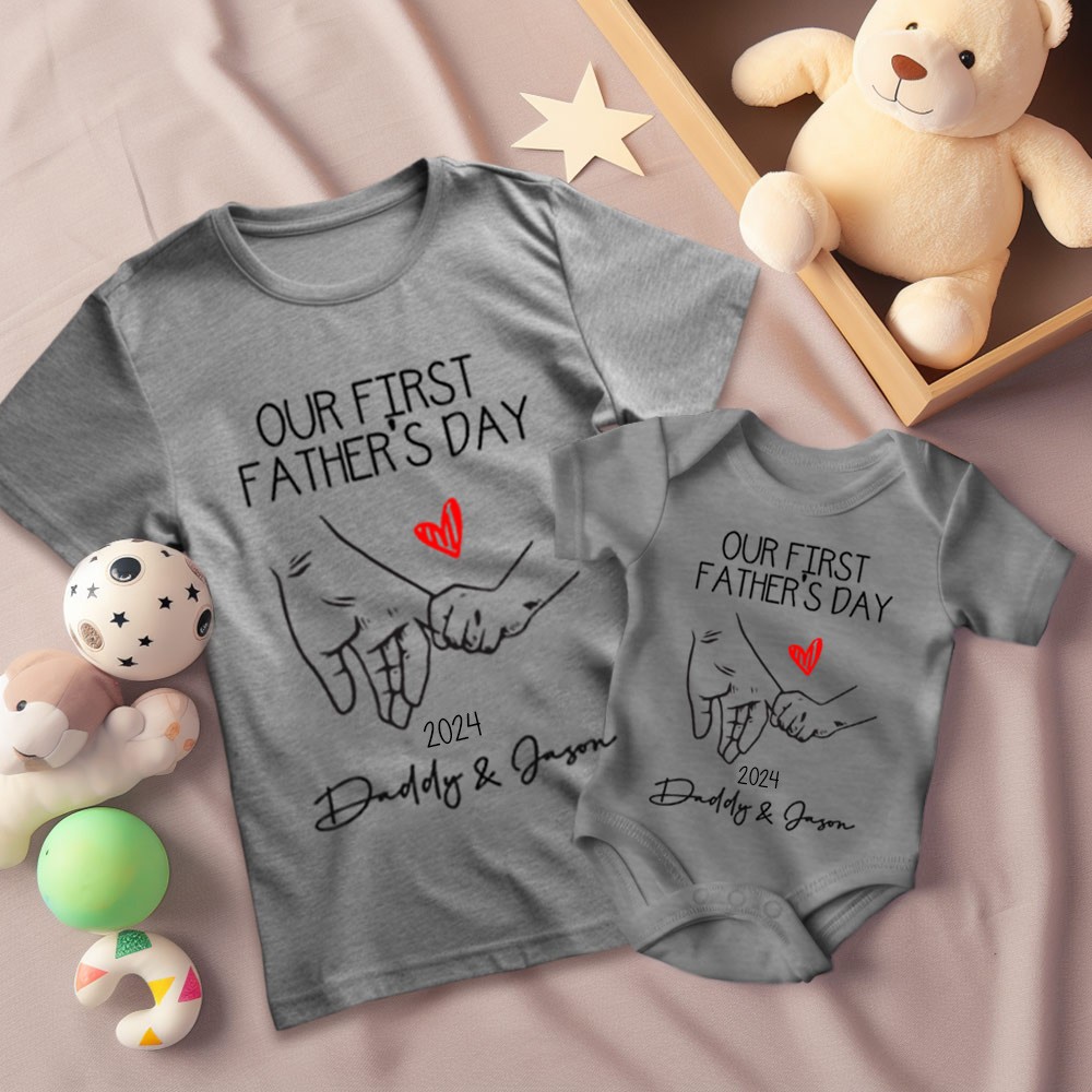 Personalisiertes Eltern-Kind-Shirt mit Namen und Namen, unser erstes Vatertagsshirt, Baumwoll-Vater- und Baby-Body, Geburtstags-/Vatergeschenk für Papa/Opa